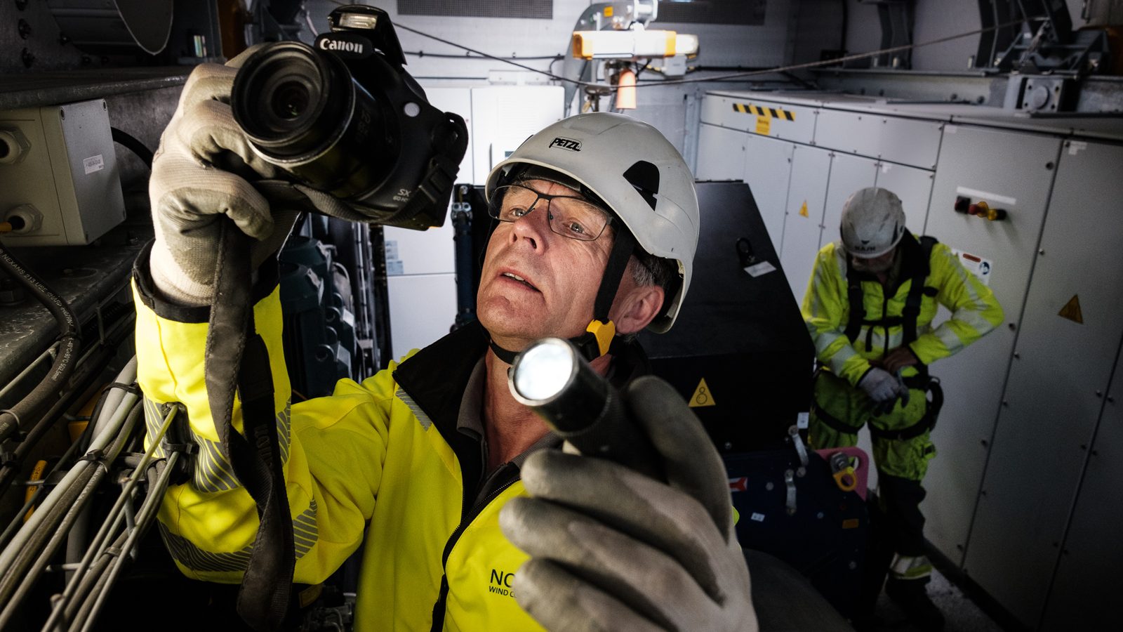 Konsulent fotograferer under en inspektion inde i møllen
